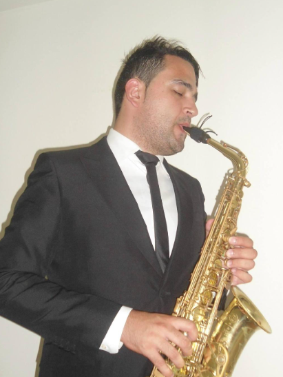 Joel Monteiro a tocar saxofone